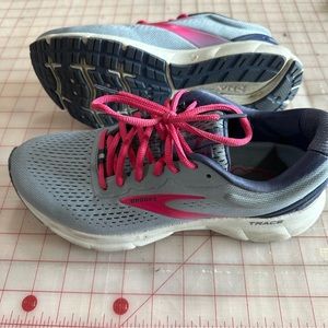 Brooks Womens running shoes. Sz 9 Medium. Worn 1 time.